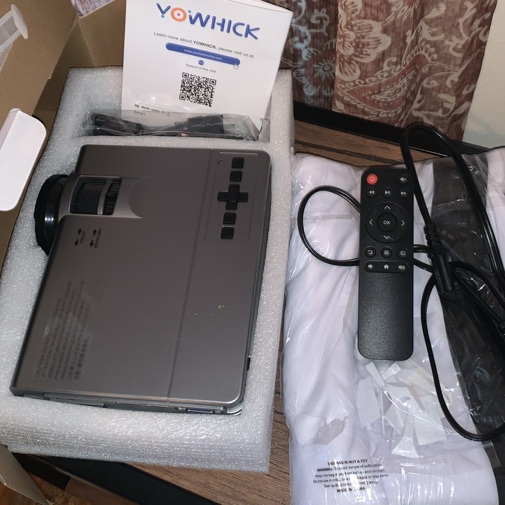 SOLD!! Yowhick Mini LCD VIDEO PROJECTOR - Picture 2 of 2